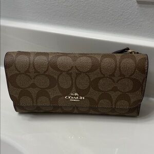 Coach Tan Signature Pattern Wallet and Checkbook cover. ✨✨✨✨✨✨